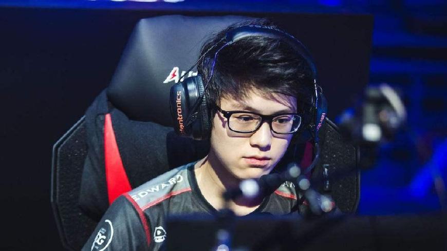 当他出现在 当他出现在